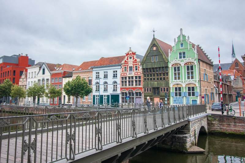 colourful-pretty-buildings-by-river-and-bridge-in-european-city-mechelen-instagram-photography-spots-haverwerf-things-to-do-in-mechelen-belgium